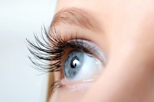 Woman with eyelash extension