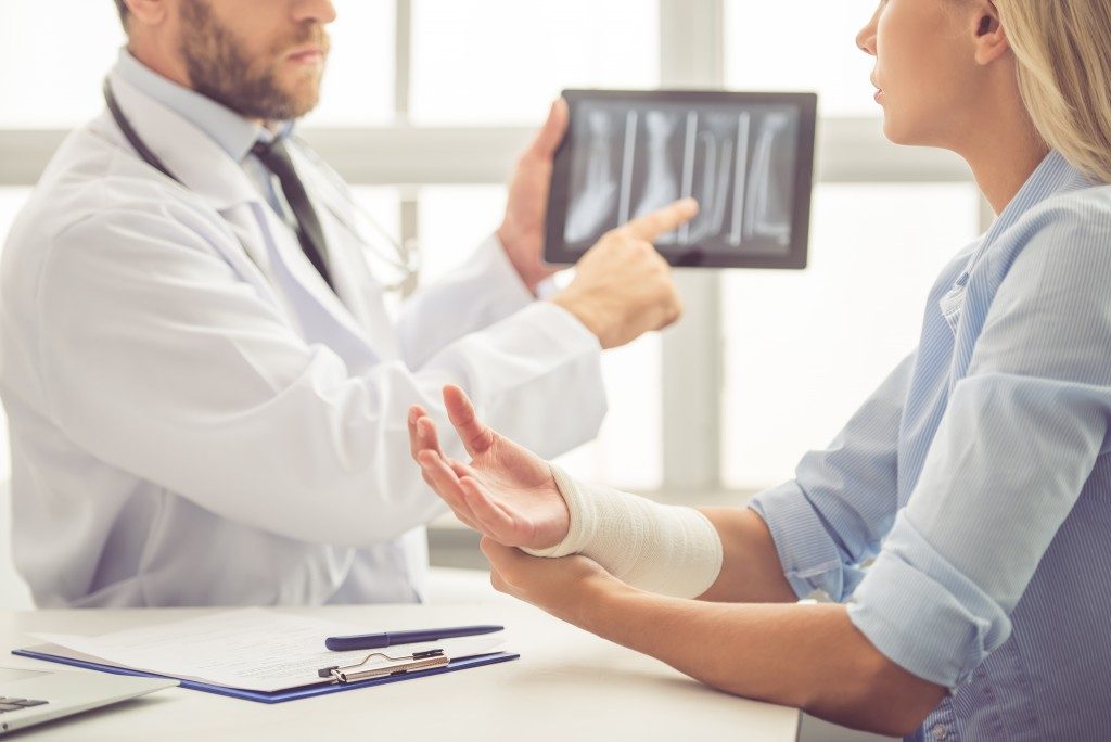 Woman consulting an orthopedic doctor