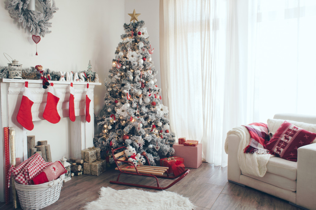 A living room decorated with a Christmas tree and other holiday accessories